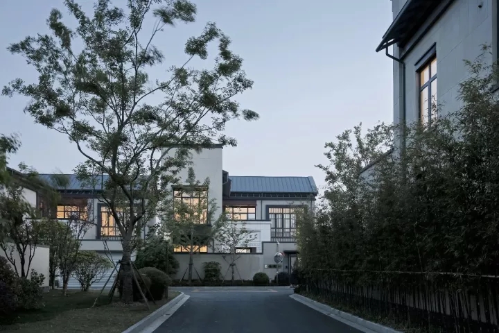 内侧构筑单体的院落普遍安设于构筑和路路之间以；に矫苄